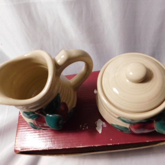 CRACKER BARREL APPLE DESIGN CREAMER AND SUGAR BOWL WITH LID - Picture 6 of 8